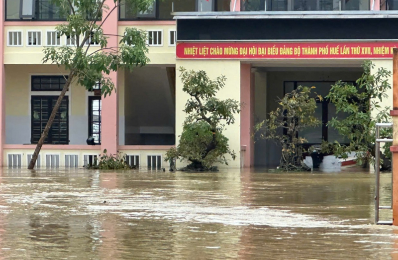 Nước sông dâng cao, nhiều khu vực ở Huế lại ngập trong lũ -0