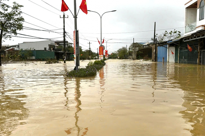 Nước sông dâng cao, nhiều khu vực ở Huế lại ngập trong lũ -0