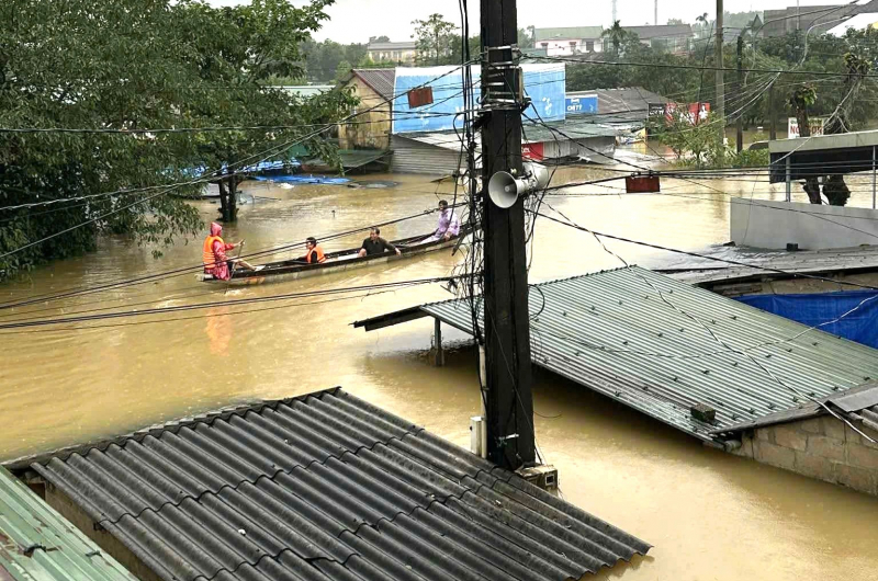 Tetig ért a víz a Hue-i piacot, az emberek koporsókat vittek hajókra, hogy elkerüljék az áradást -0