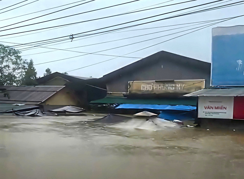 Tetig ért a víz a Hue-i piacot, az emberek koporsókat vittek hajókra, hogy elkerüljék az áradást -1