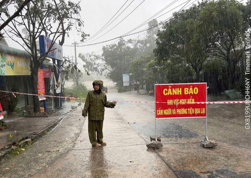 Mưa xối xả ngày đêm, nhiều thủy điện đồng loạt xả điều tiết -0