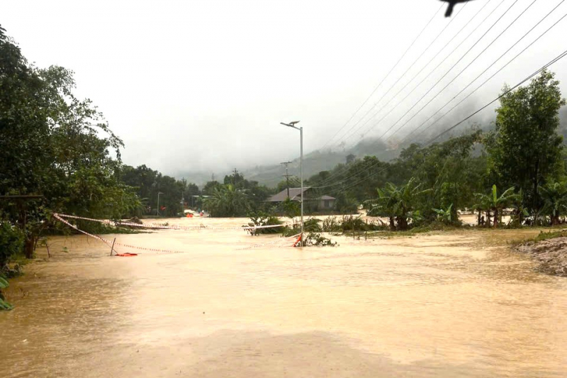 Mưa xối xả ngày đêm, nhiều thủy điện đồng loạt xả điều tiết -0