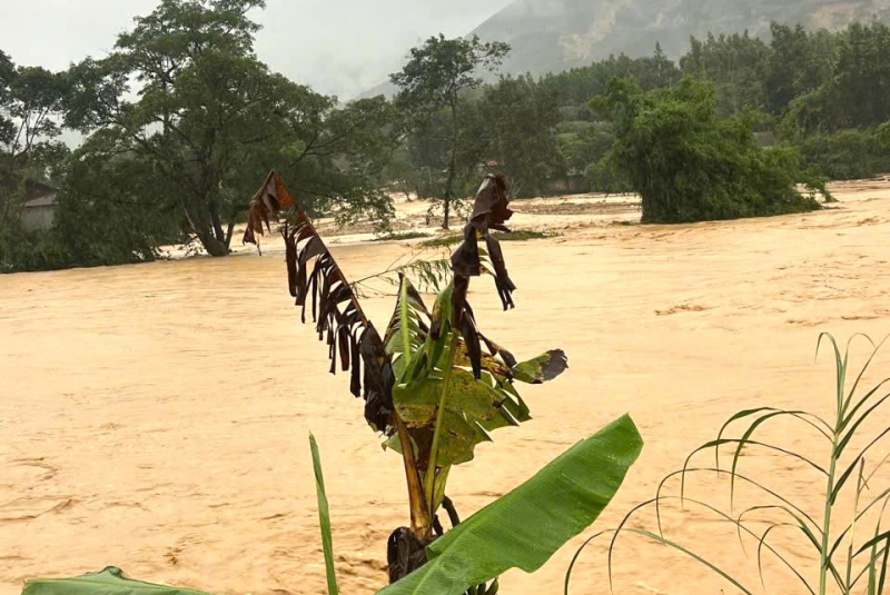 Mưa xối xả ngày đêm, nhiều thủy điện đồng loạt xả điều tiết -0