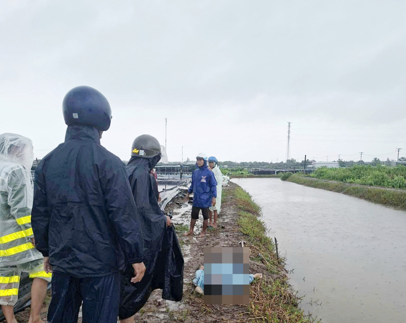 Hai người bị sét đánh tử vong khi đang vệ sinh ao tôm ở Cà Mau -0