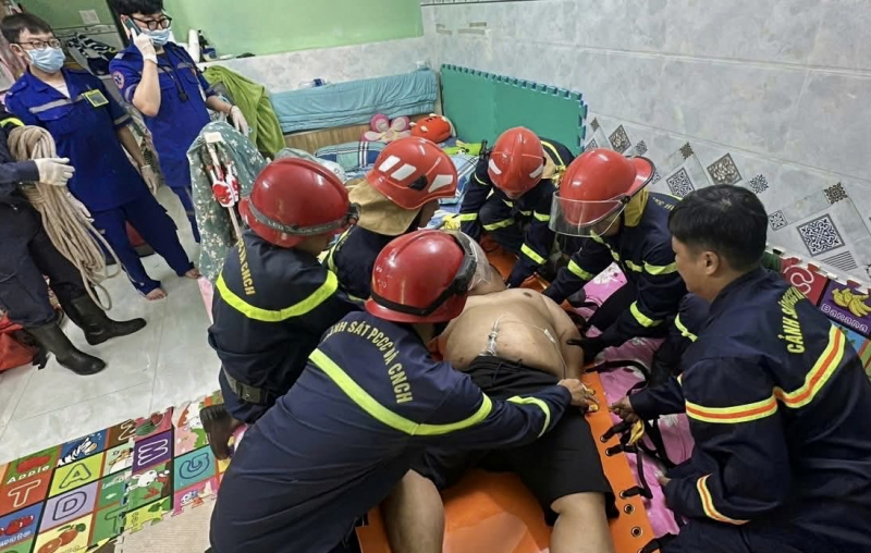 Záchranáři se snažili dostat 150kg vážící oběť mrtvice ze třetího patra na zem -0