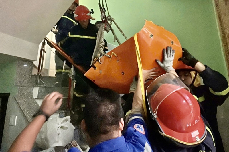 Záchranáři se snažili dostat 150kg vážící oběť mrtvice ze třetího patra na zem -0