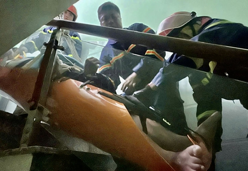 Záchranáři se snažili dostat 150kg vážící oběť mrtvice ze třetího patra na zem -1