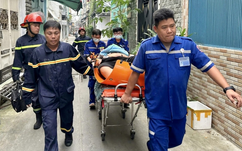 Záchranáři se snažili dostat 150kg vážící oběť mrtvice ze třetího patra na zem -0