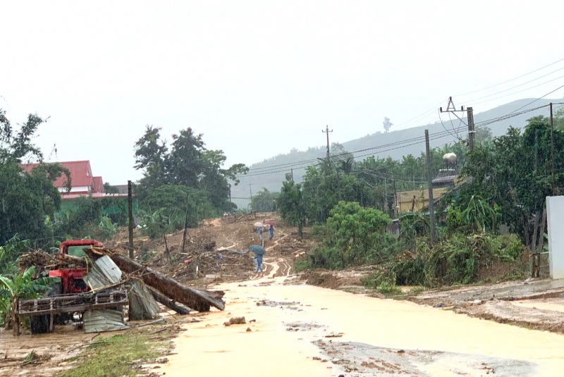 Jordskred dånade som ett vattenfall, många människor fick panik och flydde -0
