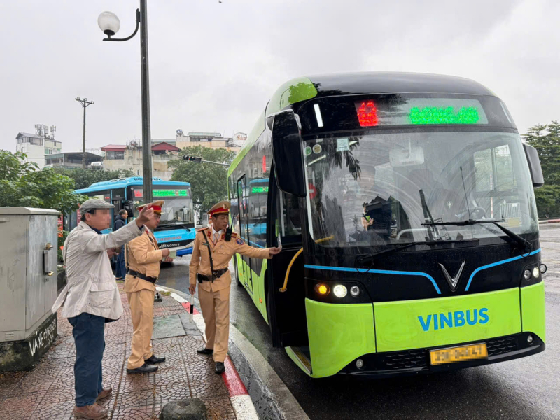 CSGT xử lý hàng loạt xe buýt gây ùn ứ tại khu vực phía Bắc cầu Chương Dương -0