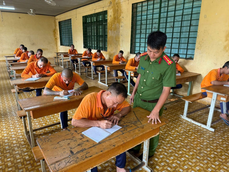 Cơ sở cai nghiện ma tuý mở lớp xoá mù chữ cho người cai nghiện -0