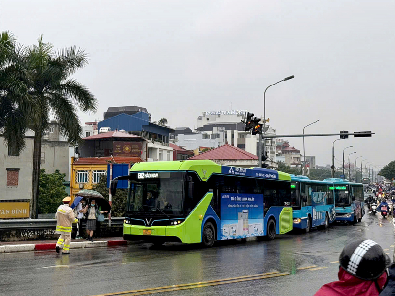 CSGT xử lý hàng loạt xe buýt gây ùn ứ tại khu vực phía Bắc cầu Chương Dương -0