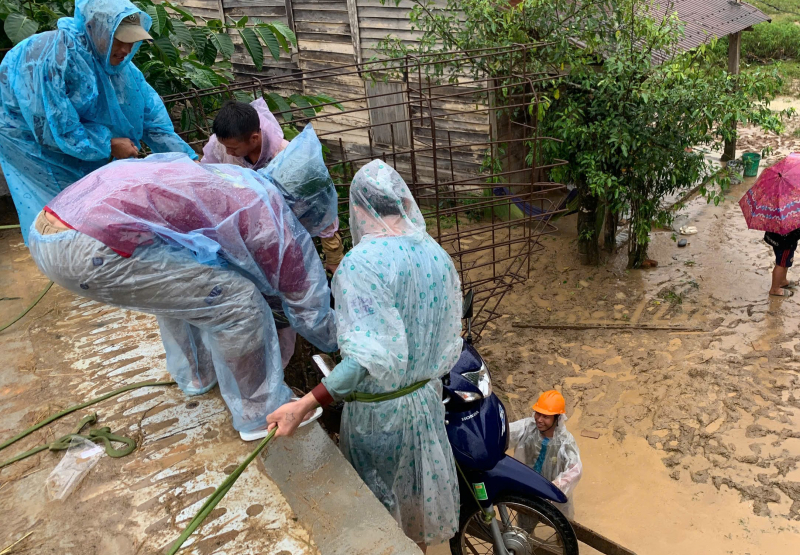 Jordskred dånade som ett vattenfall, många människor fick panik och flydde -0