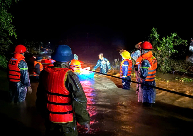 ভূমিধসের ঝুঁকি, রাতে ১৮০ জনকে জরুরিভাবে সরিয়ে নেওয়া হয়েছে -০