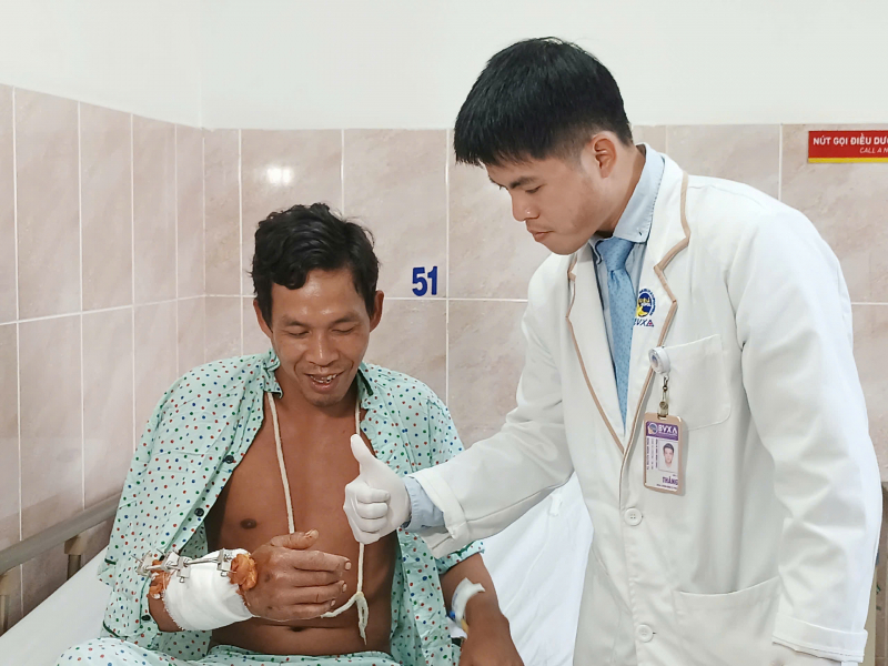 Lindningsmaskin avhugger manlig arbetares underarm under arbete -0