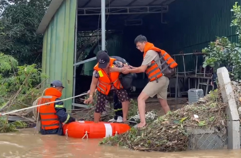 Khánh Hoà: Tập trung nhân lực, phương tiện tiếp tục tìm kiếm hai nạn nhân mất tích do lũ lụt, sạt lở đất đá -0