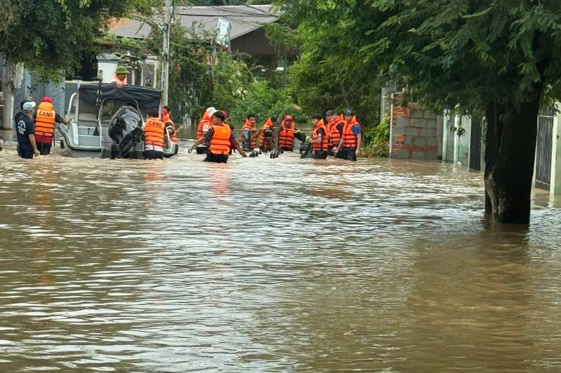 Khánh Hoà: Tập trung nhân lực, phương tiện tiếp tục tìm kiếm hai nạn nhân mất tích do lũ lụt, sạt lở đất đá -0