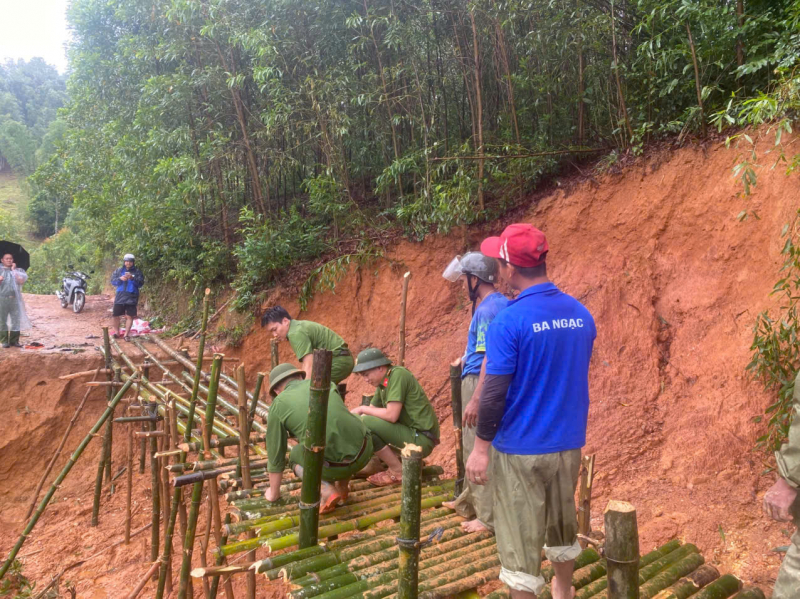 Quảng Ngãi: Công an xã dựng cầu tạm khắc phục sạt lở chia cắt -0