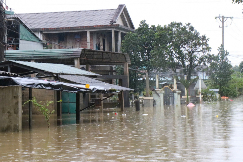 Τα νερά των πλημμυρών στα ποτάμια της πόλης Χουέ υποχωρούν αργά, αλλά περισσότερα από 7.000 σπίτια εξακολουθούν να είναι πλημμυρισμένα -0