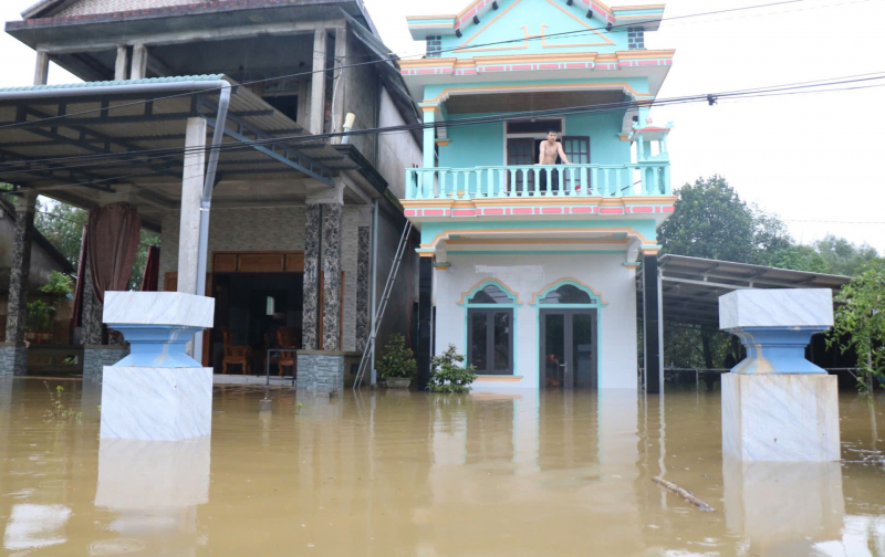 Τα νερά των πλημμυρών στα ποτάμια της πόλης Χουέ υποχωρούν αργά, αλλά περισσότερα από 7.000 σπίτια εξακολουθούν να είναι πλημμυρισμένα -0