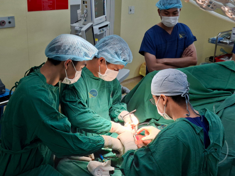 Lindningsmaskin avhugger manlig arbetares underarm under arbete -1