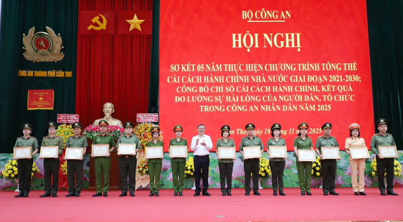 Lấy sự hài lòng của người dân, doanh nghiệp làm thước đo cải cách hành chính trong CAND -1