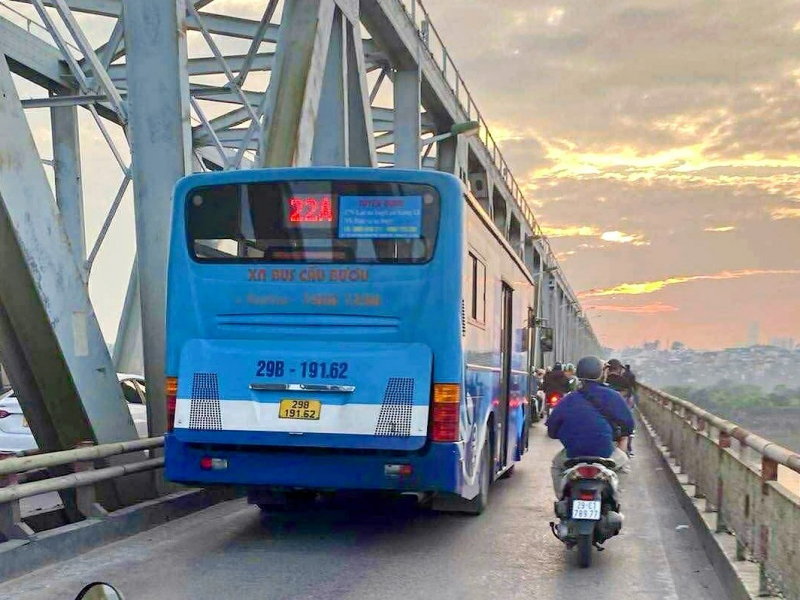 Người dân bức xúc xe buýt đi ẩu, CSGT xác minh xử phạt -0