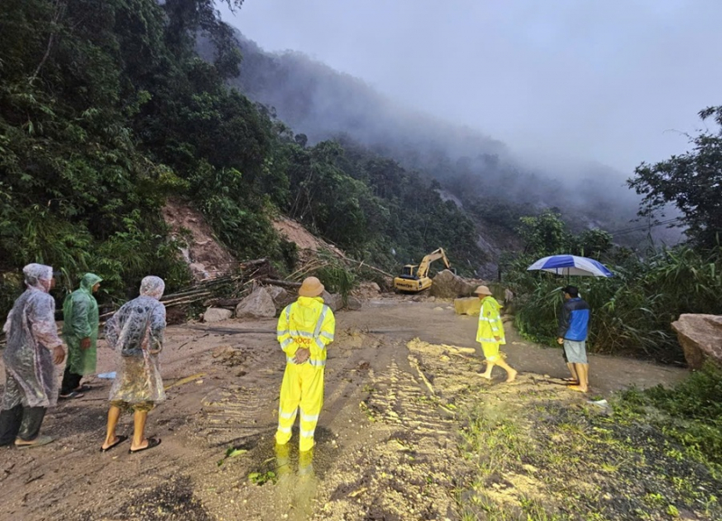 CSGT Lâm Đồng giải cứu 20 mắc kẹt giữa đèo Khánh Lê -0