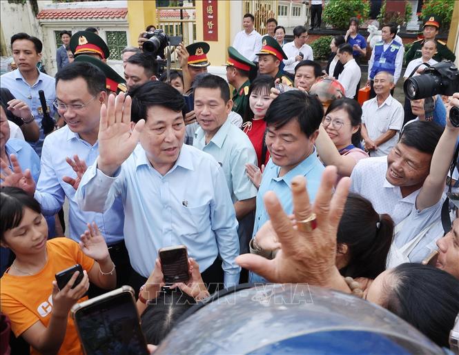 Chủ tịch nước Lương Cường thăm hỏi bà con vùng lũ xã Gò Nổi, Đà Nẵng -0