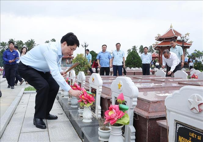 Chủ tịch nước Lương Cường thăm hỏi bà con vùng lũ xã Gò Nổi, Đà Nẵng -6