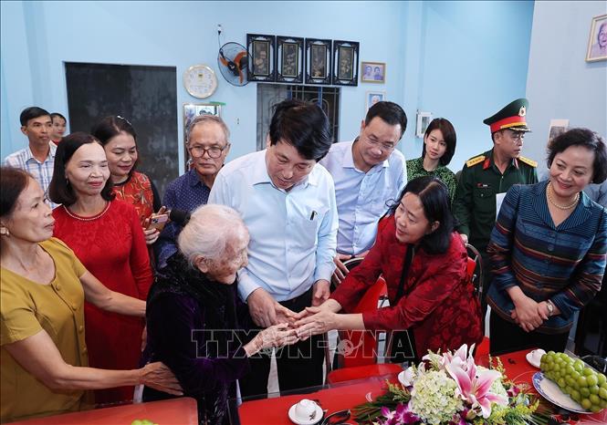 Chủ tịch nước Lương Cường thăm hỏi bà con vùng lũ xã Gò Nổi, Đà Nẵng -7