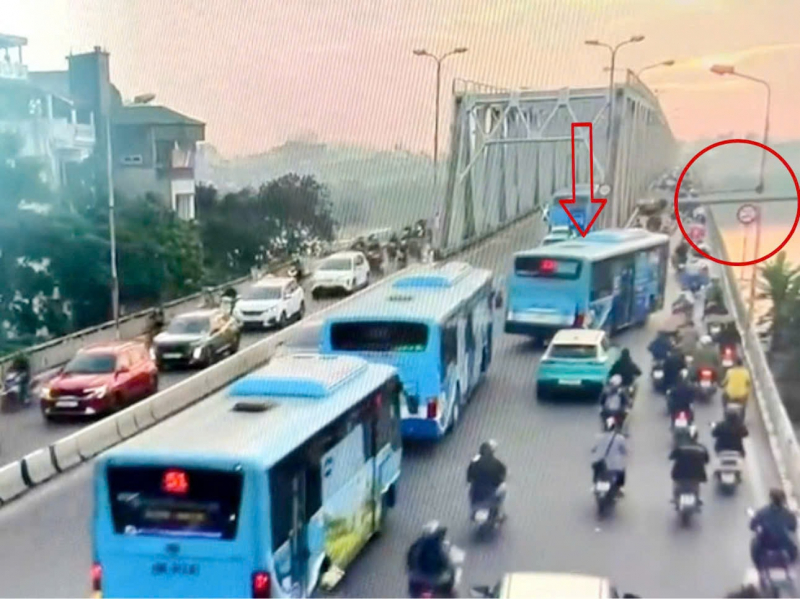 Người dân bức xúc xe buýt đi ẩu, CSGT xác minh xử phạt -0