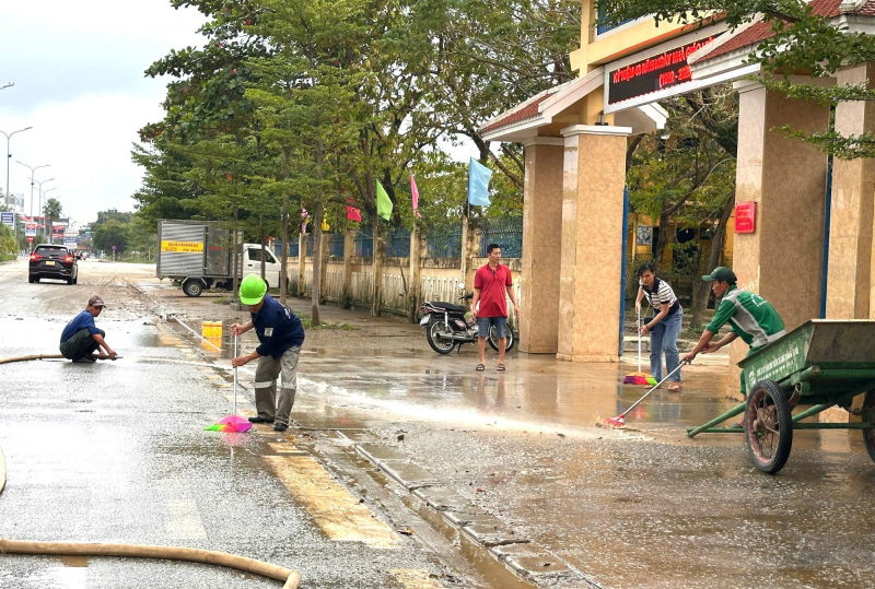 Τα νερά των πλημμυρών στα ποτάμια της πόλης Χουέ υποχωρούν αργά, αλλά περισσότερα από 7.000 σπίτια εξακολουθούν να είναι πλημμυρισμένα -0