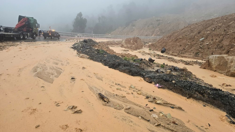 Siết an toàn giao thông, dồn lực xử lý sạt lở, không để dân vào vùng nguy hiểm -0