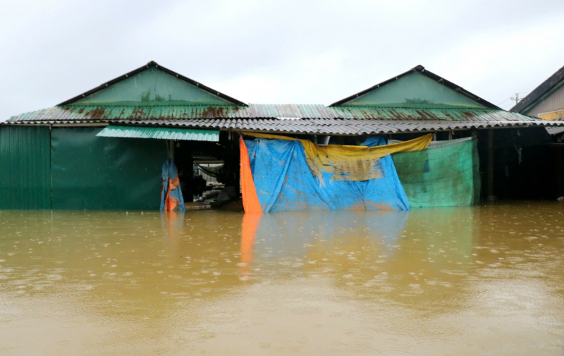 Τα νερά των πλημμυρών στα ποτάμια της πόλης Χουέ υποχωρούν αργά, αλλά περισσότερα από 7.000 σπίτια εξακολουθούν να είναι πλημμυρισμένα -0