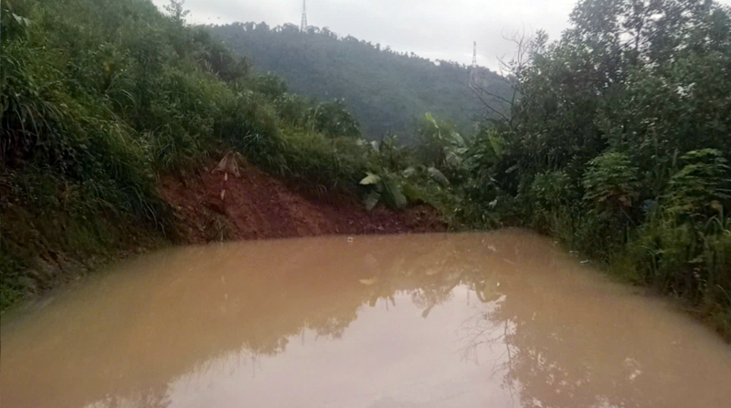 Uma série de importantes estradas na zona oeste de Da Nang sofreram deslizamentos de terra, interrompendo o tráfego. -0