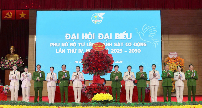 Phụ nữ Cảnh sát cơ động phát huy vai trò tiên phong, gương mẫu, hoàn thành xuất sắc nhiệm vụ được giao -1