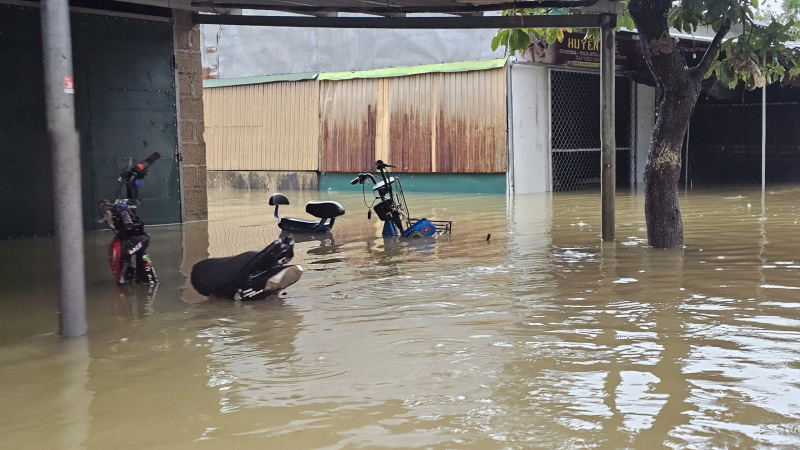 Τα νερά των πλημμυρών στα ποτάμια της πόλης Χουέ υποχωρούν αργά, αλλά περισσότερα από 7.000 σπίτια εξακολουθούν να είναι πλημμυρισμένα -0