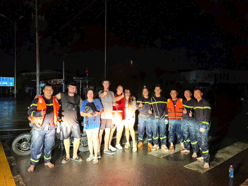 ຕຳຫຼວດ​ຊ່ວຍ​ເຫຼືອ​ນັກ​ທ່ອງ​ທ່ຽວ​ລັດ​ເຊຍ 3 ຄົນ​ຈາກ​ເຂດ​ນ້ຳ​ຖ້ວມ, ກຳ​ລັງ​ພັດ​ແຮງ -0