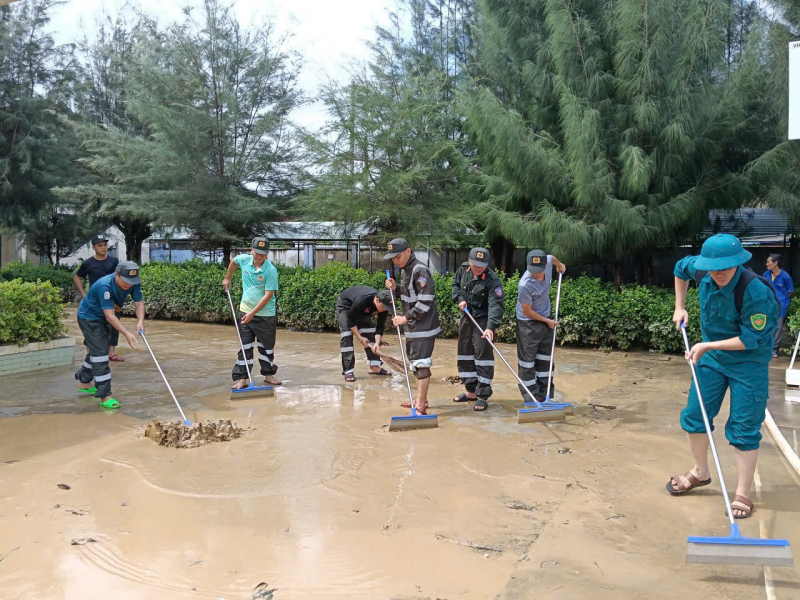 Khánh Hoà: Tập trung nhân lực, phương tiện tiếp tục tìm kiếm hai nạn nhân mất tích do lũ lụt, sạt lở đất đá -0