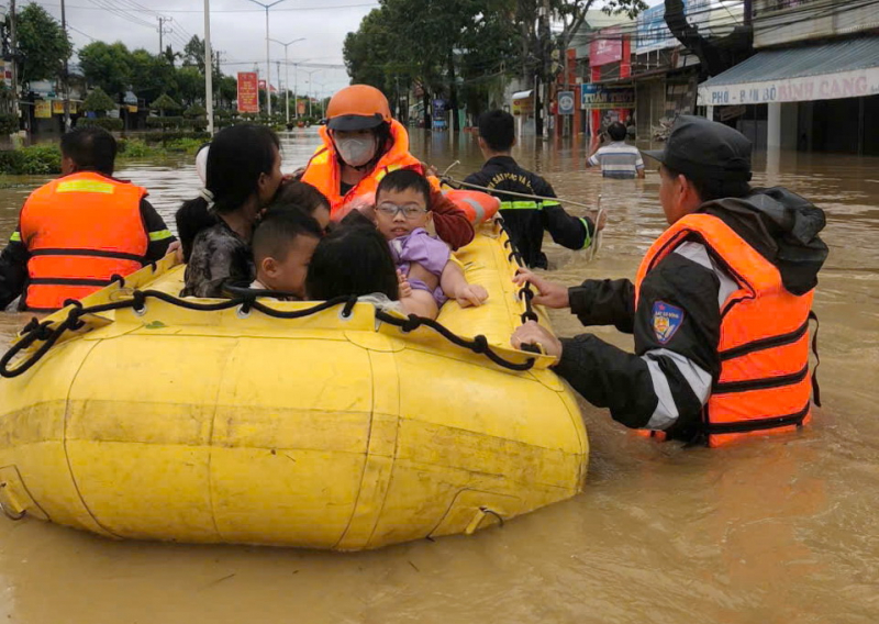 Khánh Hoà: Tập trung nhân lực, phương tiện tiếp tục tìm kiếm hai nạn nhân mất tích do lũ lụt, sạt lở đất đá -0