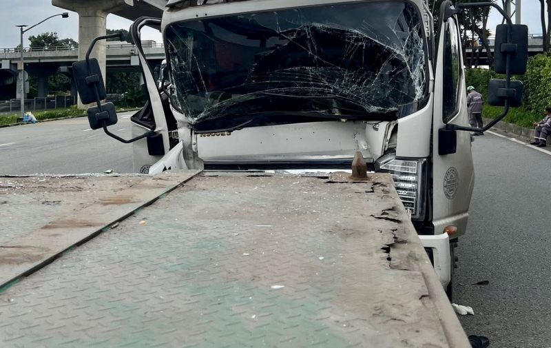 Nhiều người hợp sức phá cabin giải cứu tài xế xe tải sau va chạm với rơ-mooc xe đầu kéo -0