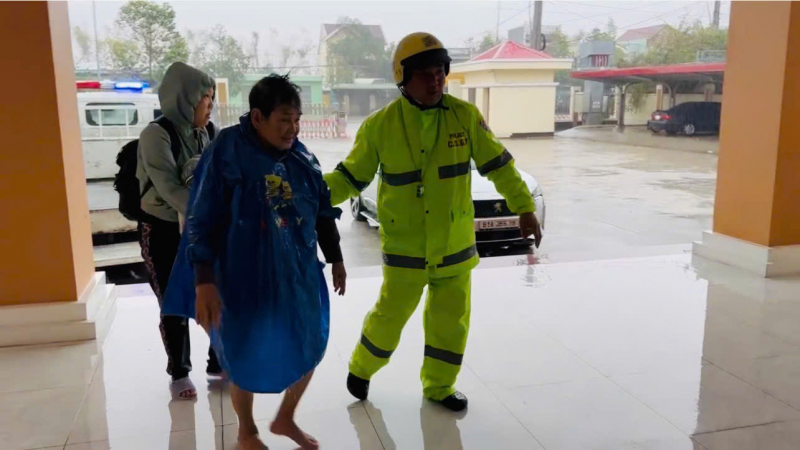 Nỗ lực cứu hộ, chăm lo cho người dân vùng ngập lụt -0