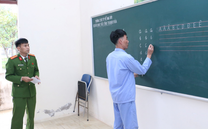 Lớp học “xoá mù chữ” trong Cơ sở cai nghiện: Hành trình nhân văn dưới mái nhà Công an -0