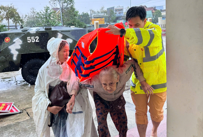 Nỗ lực cứu hộ, chăm lo cho người dân vùng ngập lụt -0