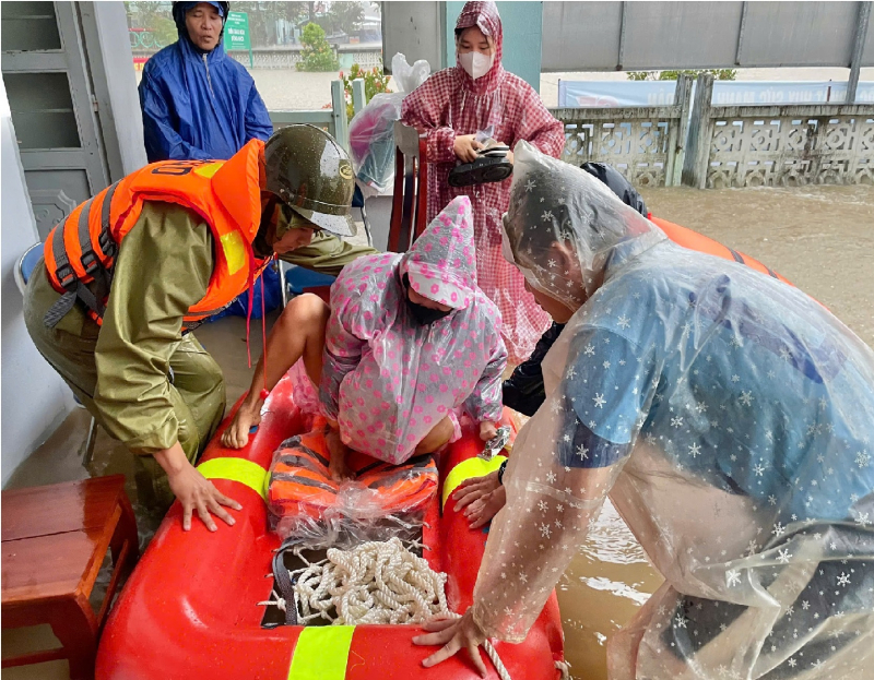 Vượt qua lũ dữ, Công an xã đưa sản phụ sắp sinh đến trạm xá an toàn -0