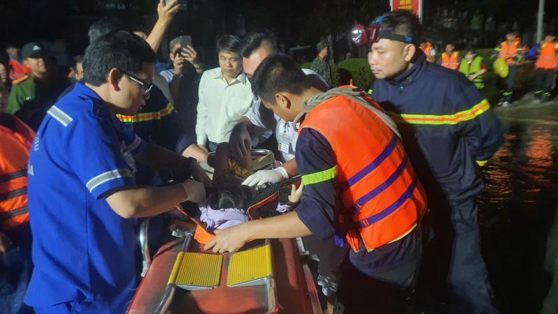 Lực lượng Công an Khánh Hòa dầm mình trong mưa lũ sư tán, cứu nạn nhiều người dân trong vùng lũ lụt -0