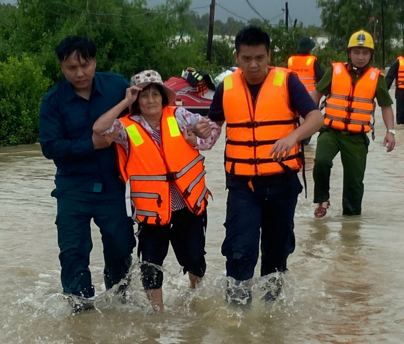 Lực lượng Công an Khánh Hòa dầm mình trong mưa lũ sư tán, cứu nạn nhiều người dân trong vùng lũ lụt -0