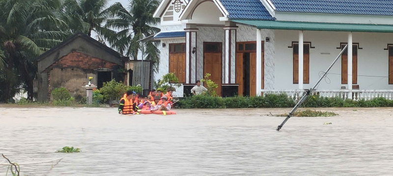 Lực lượng Công an Khánh Hòa dầm mình trong mưa lũ sư tán, cứu nạn nhiều người dân trong vùng lũ lụt -0