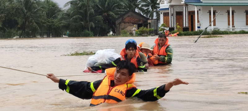Bằng mọi biện pháp kịp thời di dời, sơ tán người dân khu vực sạt lở, ngập sâu đến nơi an toàn -0